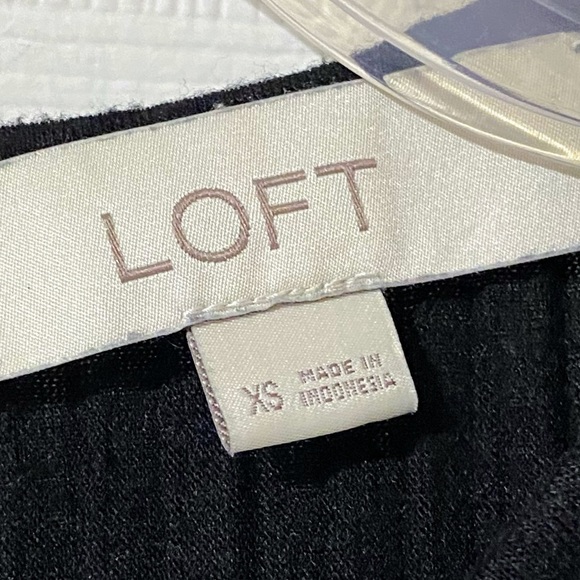 LOFT Black Pleated Shell Sz XS sleeveless - Picture 4 of 8